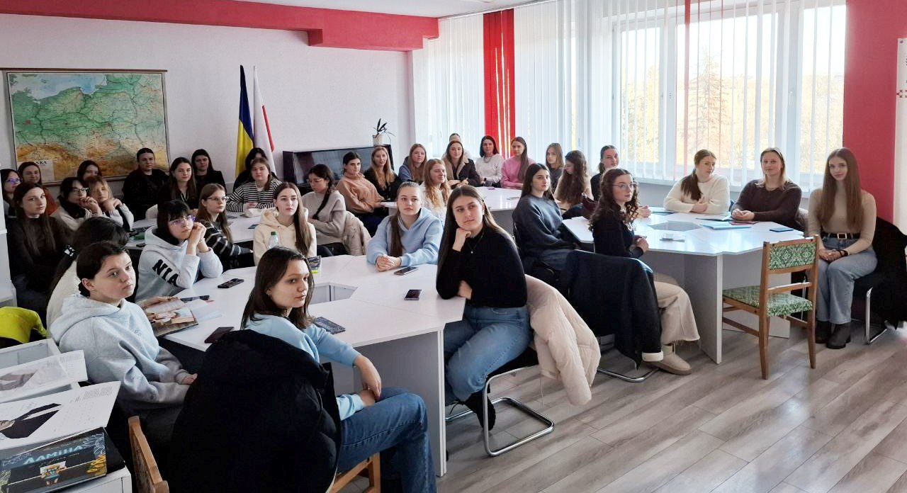 Студенти-другокурсники та викладачі ФІЖ